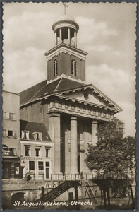 606619 Gezicht op de St.-Augustinuskerk (Oudegracht 69) te Utrecht, met links het huis Oudegracht 71.